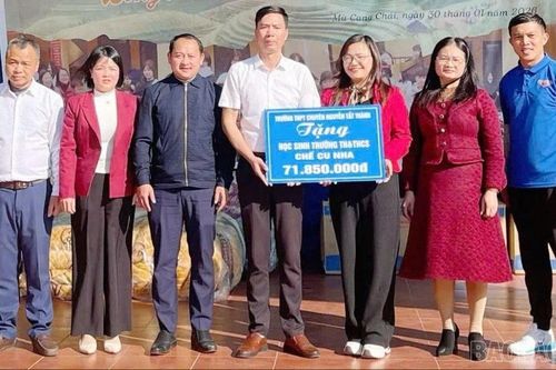 Trường THPT Chuyên Nguyễn Tất Thành trao quà Tết trị giá gần 72 triệu đồng tại Mù Cang Chải