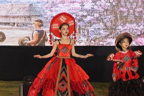 Lãnh đạo tỉnh Lâm Đồng tham dự Chương trình nghệ thuật Âm vang sắc hồng
