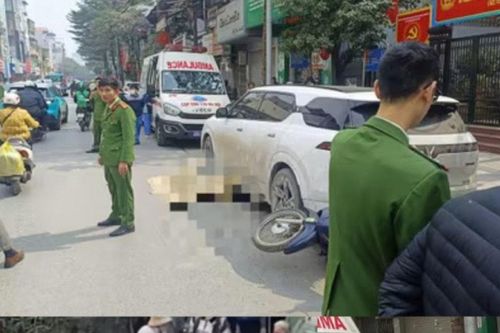 Tạm giữ tài xế xe điện lùi xe khiến 2 người thương vong trên phố Khâm Thiên