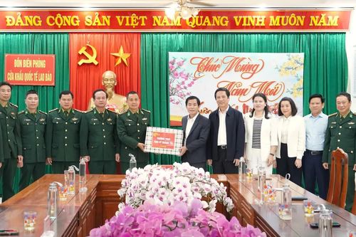 Đồng chí Bí thư Tỉnh ủy thăm, chúc Tết cán bộ, chiến sĩ Đồn Biên phòng cửa khẩu quốc tế Lao Bảo