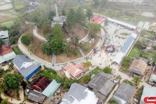Rộn ràng chợ phiên bên tháp cổ Mường Và