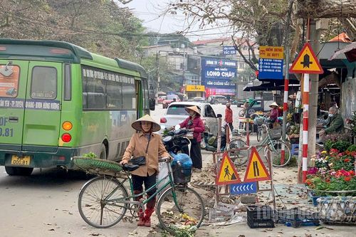 Trình trạng buôn bán lấn chiếm lề đường, vỉa hè tại chợ Phan Thiết, phường Minh Xuân
