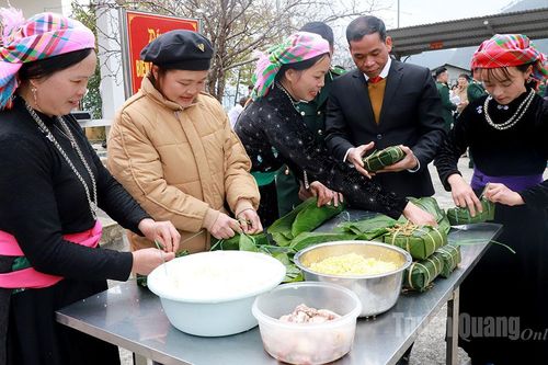 Nhiều đơn vị tổ chức trao quà Tết tại các xã vùng biên