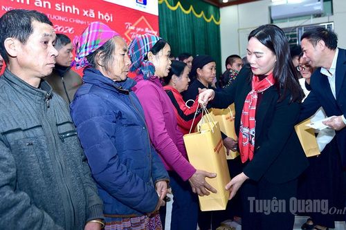 Phó Bí thư Thường trực Đảng ủy UBND tỉnh Nông Thị Bích Huệ thăm, tặng quà Tết tại các xã Bằng Lang, Xuân Giang, Đồng Yên và Tiên Yên
