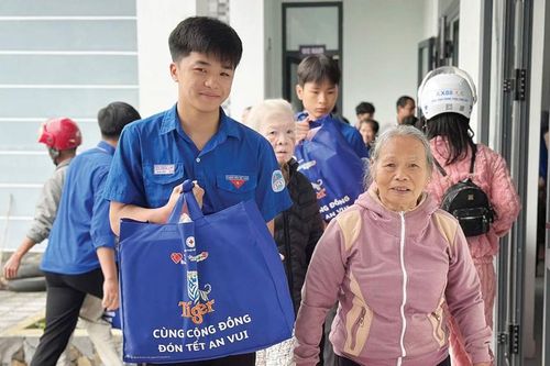 Đưa 'Tết Nhân ái' đến với người dân khó khăn