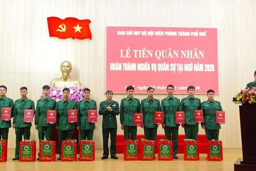 Tiễn quân nhân hoàn thành nghĩa vụ quân sự về địa phương