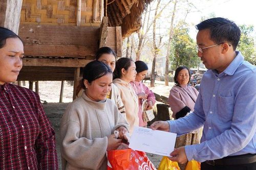 Quảng Ngãi: Mang Tết đến cho người dân vùng lũ