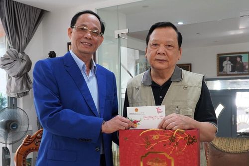 Phó Chủ tịch Quốc hội, Thượng tướng Trần Quang Phương thăm, chúc Tết nguyên lãnh đạo Quốc hội và gia đình chính sách tại Đà Nẵng