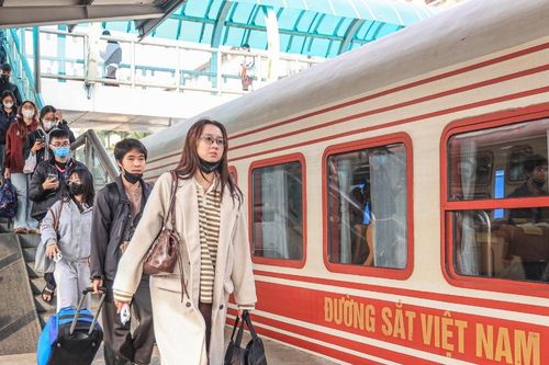 Cao điểm Tết Bính Ngọ 2026: Hàng không, tàu hỏa 'cháy vé', xe khách căng mình tăng chuyến