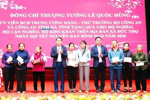Thứ trưởng Lê Quốc Hùng tặng quà tết cho các hộ nghèo tại Hà Tĩnh