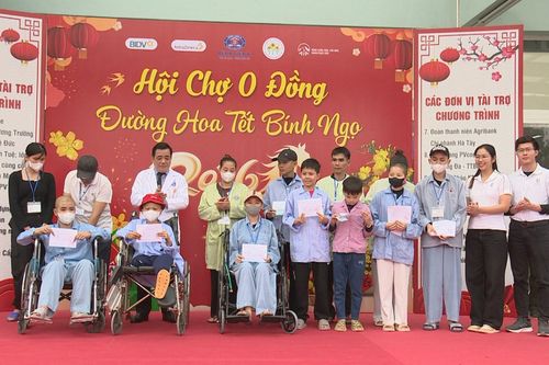 'Chợ Tết 0 đồng' cho bệnh nhân ung thư nghèo