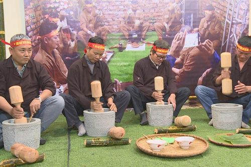 Trải nghiệm giã giò chả truyền thống