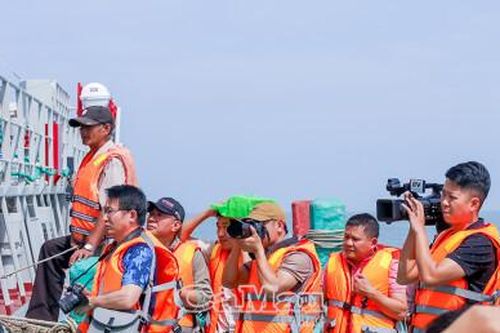 Nối mạch thông tin giữa trùng khơi