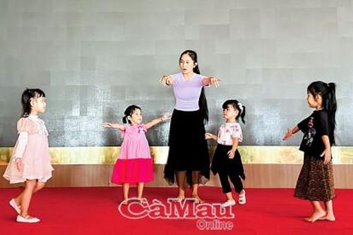 Thầm lặng sau ánh đèn sân khấu