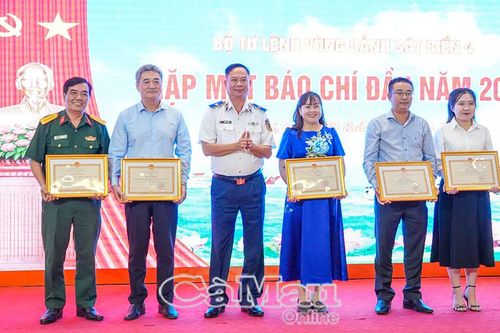 Cà Mau được khen thưởng trong công tác tuyên truyền biển, đảo