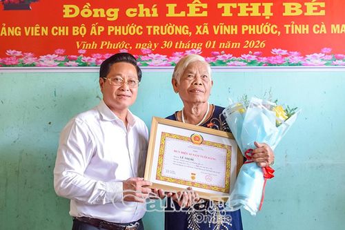 Trao Huy hiệu 65 năm tuổi Đảng cho đảng viên Lê Thị Bé