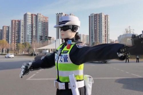 Robot hình người thay thế cảnh sát điều khiển giao thông tại Trung Quốc