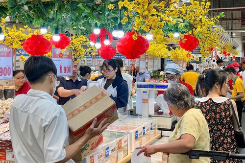 Người dân bắt đầu chen nhau đi sắm Tết, siêu thị cam kết trợ giá thịt heo
