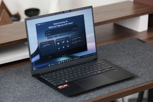 Laptop AI có thể dùng cả ngày cập bến Việt Nam