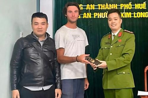 Công an TP Huế nhiều giờ tìm điện thoại cho du khách Pháp