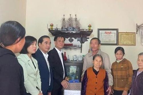 Xã Phúc Lộc thăm hỏi, tặng quà người có công với cách mạng, chúc thọ các cụ tròn 100 tuổi