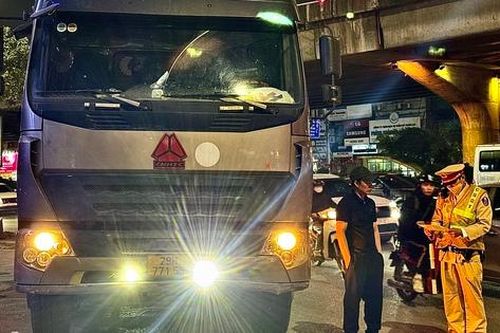 Đứng trước xe tự tay mình lắp thêm đèn chiếu sáng, tài xế thừa nhận 'có chói'