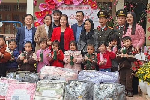 2 tỷ đồng trao tặng quà thiết yếu cho trẻ có hoàn cảnh khó khăn tại 3 tỉnh