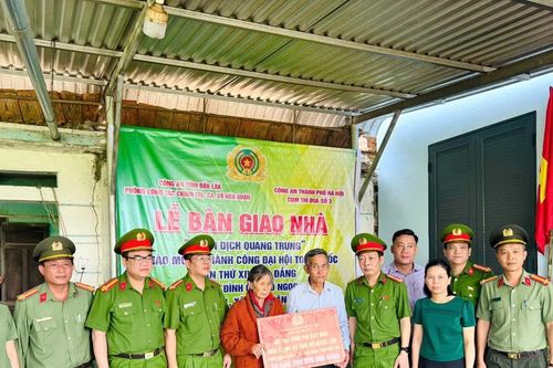 Ấm áp ngôi nhà nghĩa tình của chiến sĩ Công an Thủ đô trao tặng đồng bào Đắk Lắk