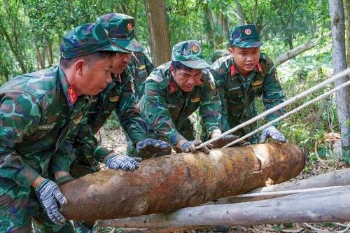 Lữ đoàn Công binh 25 tiến hành thu gom và xử lý thành công 19 quả bom