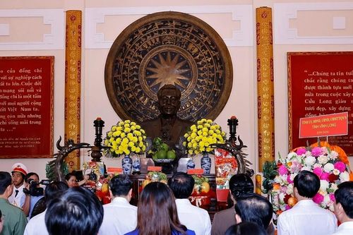 Chủ tịch Quốc hội dâng hương, tưởng nhớ cố Chủ tịch Hội đồng Bộ trưởng Phạm Hùng và cố Thủ tướng Chính phủ Võ Văn Kiệt