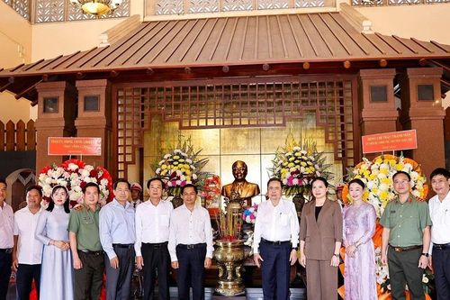 Chủ tịch Quốc hội dâng hương tưởng nhớ nguyên lãnh đạo Đảng, Nhà nước