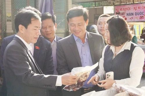 Chợ Tết biên giới nô nức lòng dân miền núi Quảng Trị
