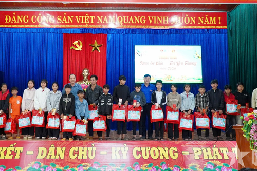 Ấm áp 'Xuân sẻ chia-Tết yêu thương' tại Trà Đốc