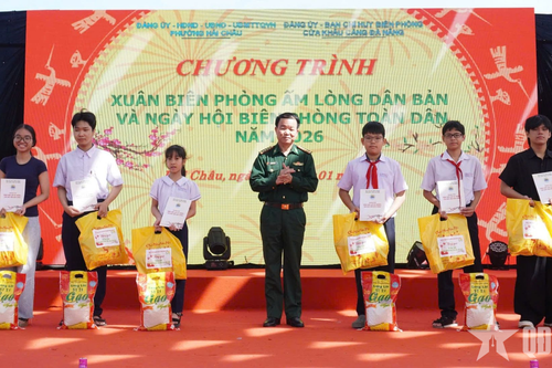 Biên phòng cửa khẩu Cảng Đà Nẵng trao quà tặng các gia đình có hoàn cảnh khó khăn