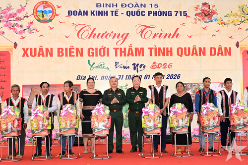 Đoàn Kinh tế - Quốc phòng 715: Mang Tết đến cho đồng bào Gia Lai