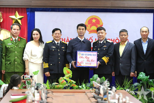 Vùng 1 Hải quân gửi 'xuân' đến đặc khu Cát Hải