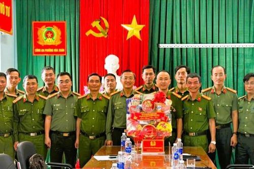 Đại tá Nguyễn Thành Long thăm, làm việc với Công an phường Hòa Xuân