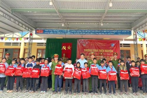 Cảnh sát hình sự Công an TP Đà Nẵng trao quà ý nghĩa cho học sinh vùng cao Tây Giang
