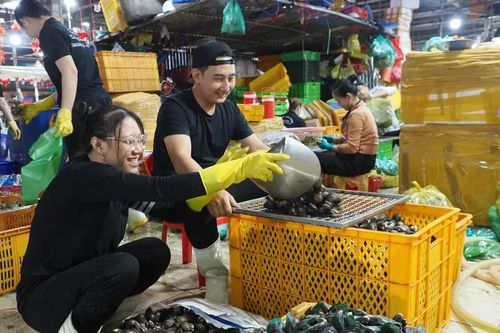 Dồn dập hàng hóa 'đổ' về các chợ đầu mối tại TPHCM dịp cận tết