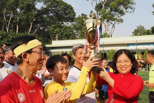 Trao quà tri ân, hỗ trợ cựu cầu thủ nữ có hoàn cảnh khó khăn