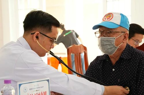 Tặng quà tết và khám bệnh miễn phí cho 1.500 người dân tại Vĩnh Long
