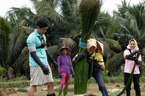 Dàn cast 'Đệ nhất mưu sinh' hào hứng làm lác, múa lân