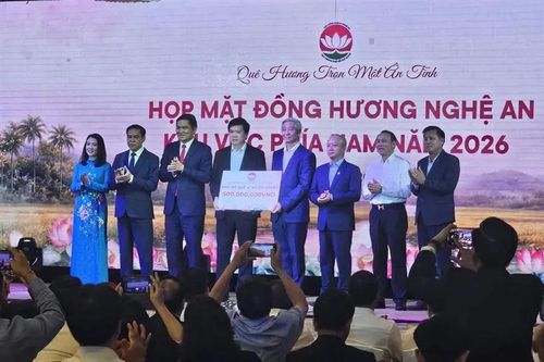 Trao 500 triệu đồng ủng hộ Quỹ Vì người nghèo tỉnh Nghệ An