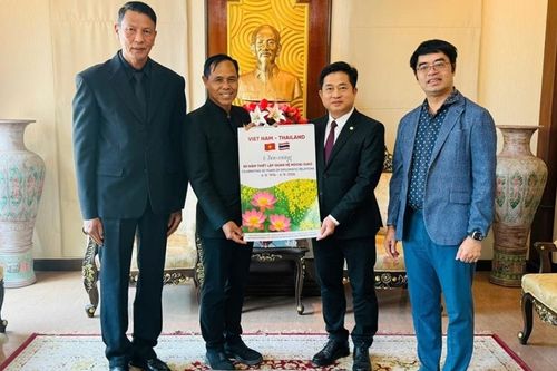 Phó Thống đốc tỉnh Khon Kaen (Thái Lan) chúc Tết Tổng Lãnh sự quán Việt Nam