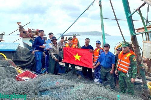 Phía sau hải trình Bộ đội Biên phòng vượt biển đưa người bệnh đi cấp cứu