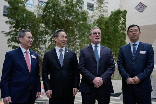 Thủ tướng Anh nói 'không thể vùi đầu vào cát' sau cảnh báo của Tổng thống Trump