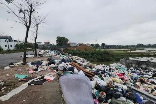 Chủ tịch Hà Nội chỉ đạo xử lý ngay bãi rác lộ thiên gây ô nhiễm khu dân cư