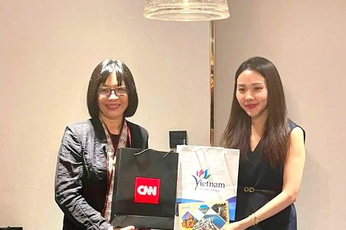 Phó Chủ tịch tỉnh giới thiệu cảnh đẹp của Gia Lai với phóng viên CNN