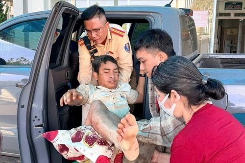 CSGT mở đường, hỗ trợ nạn nhân đi cấp cứu, thoát cơn nguy kịch