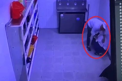 Nữ công nhân bị đồng nghiệp sàm sỡ trong nhà vệ sinh gây xôn xao
